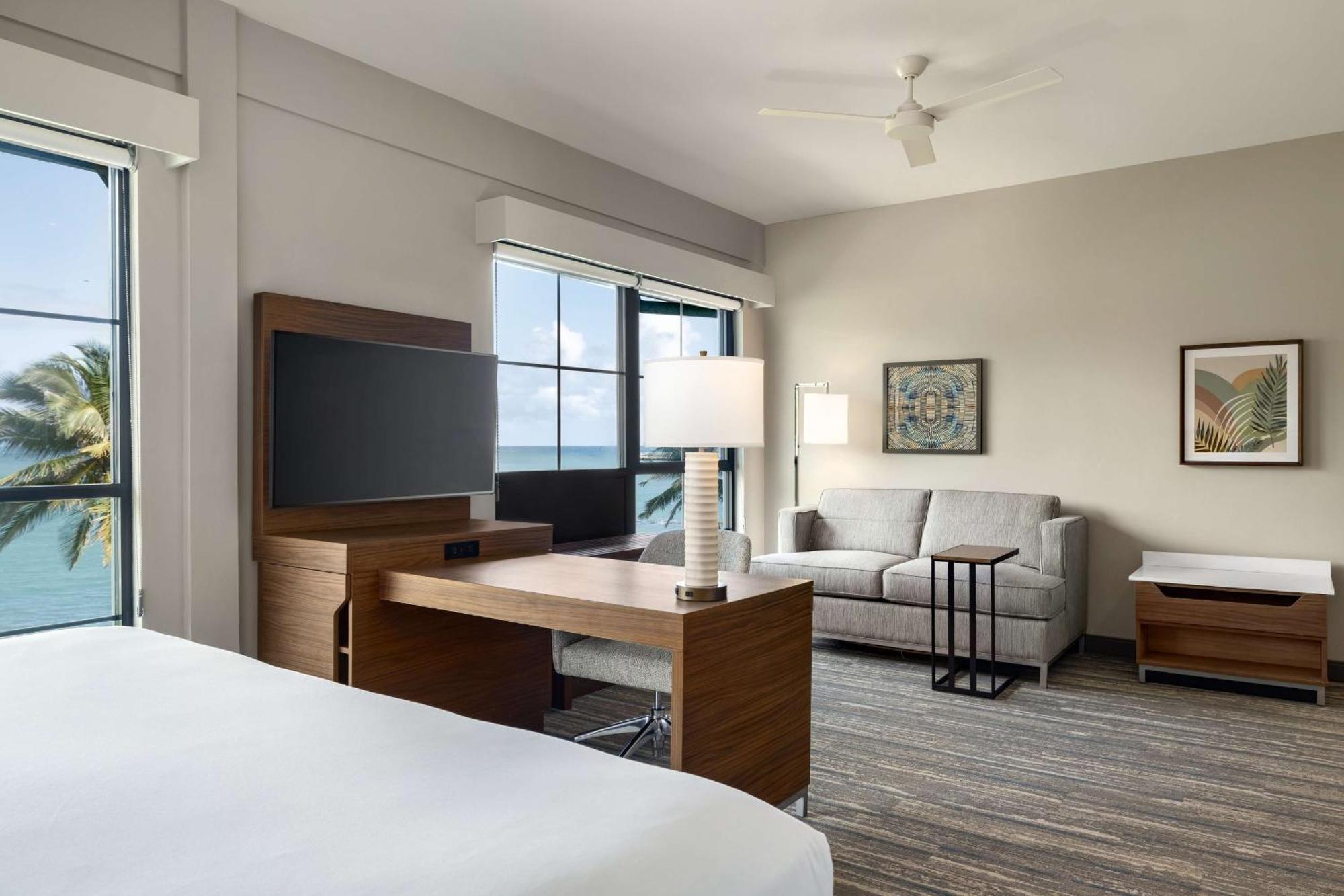 Hampton Inn & Suites Maui North Shore Kahului Exterior photo